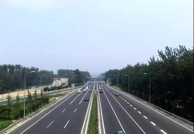 中止性踩油门的操作，能让我们在行驶时省油吗？